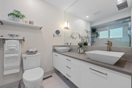 Powder Room Photo of 906 Strathaven Drive, North Vancouver, BC