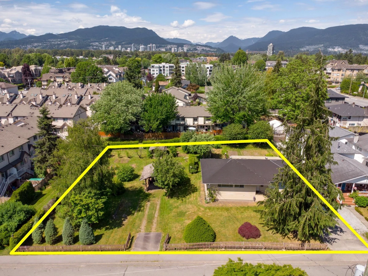 Living Room Photo of 2337 Lobb Avenue, Port Coquitlam, BC