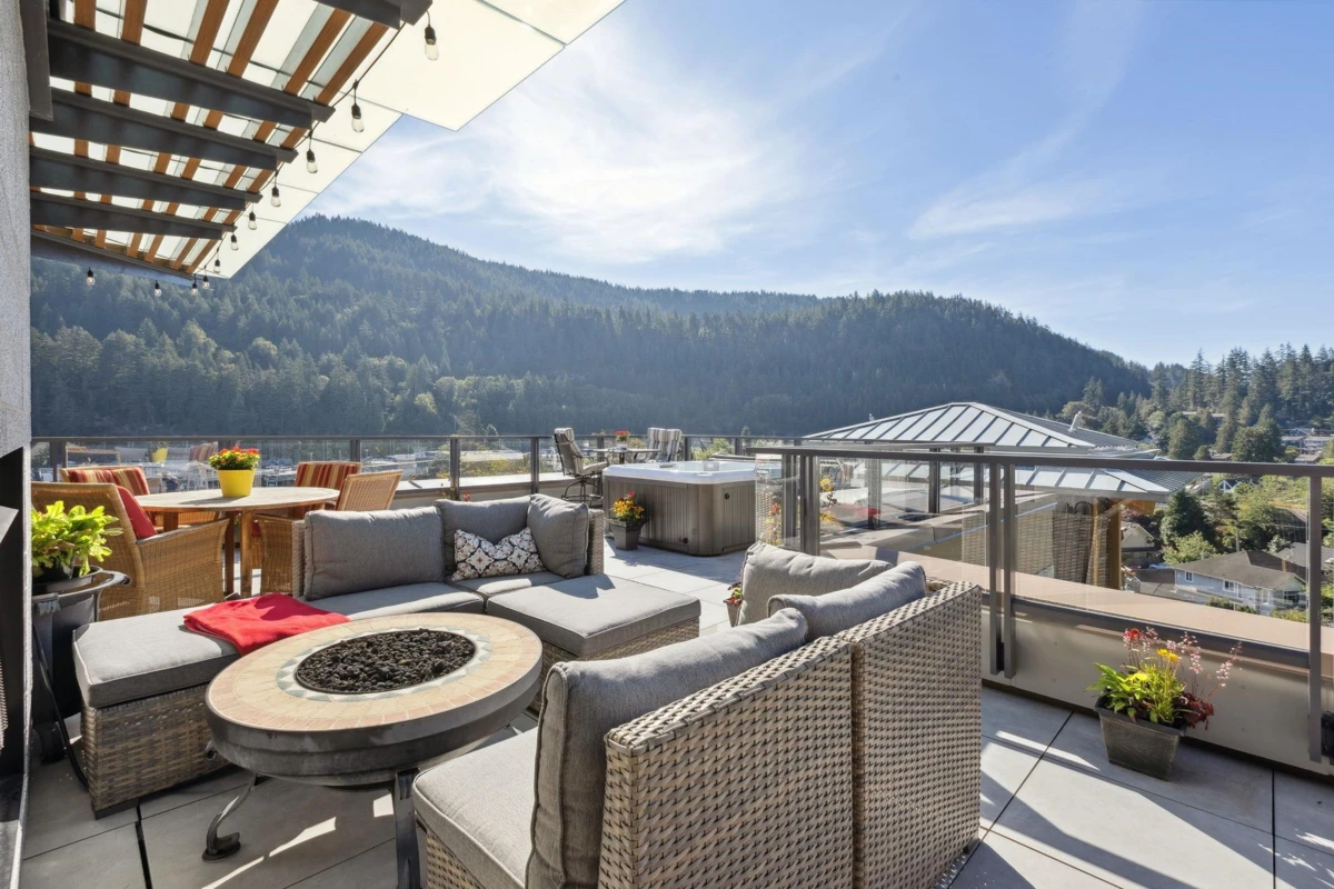 Living Room Photo of 703 6687 Nelson Avenue, West Vancouver, BC