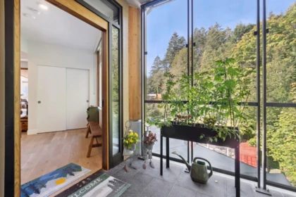 Garden / Landscaping Photo of 703 6687 Nelson Avenue, West Vancouver, BC