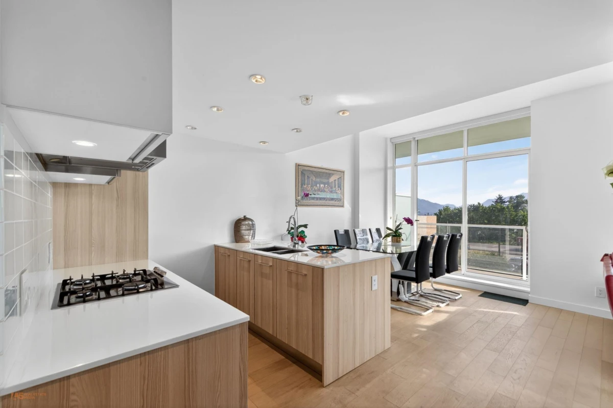 Dining Area Photo of 312 2220 Kingsway, Vancouver, BC