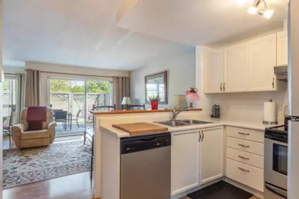24 5761 Wharf Avenue, Sechelt, BC, Sechelt — Apartment/Condo for sale