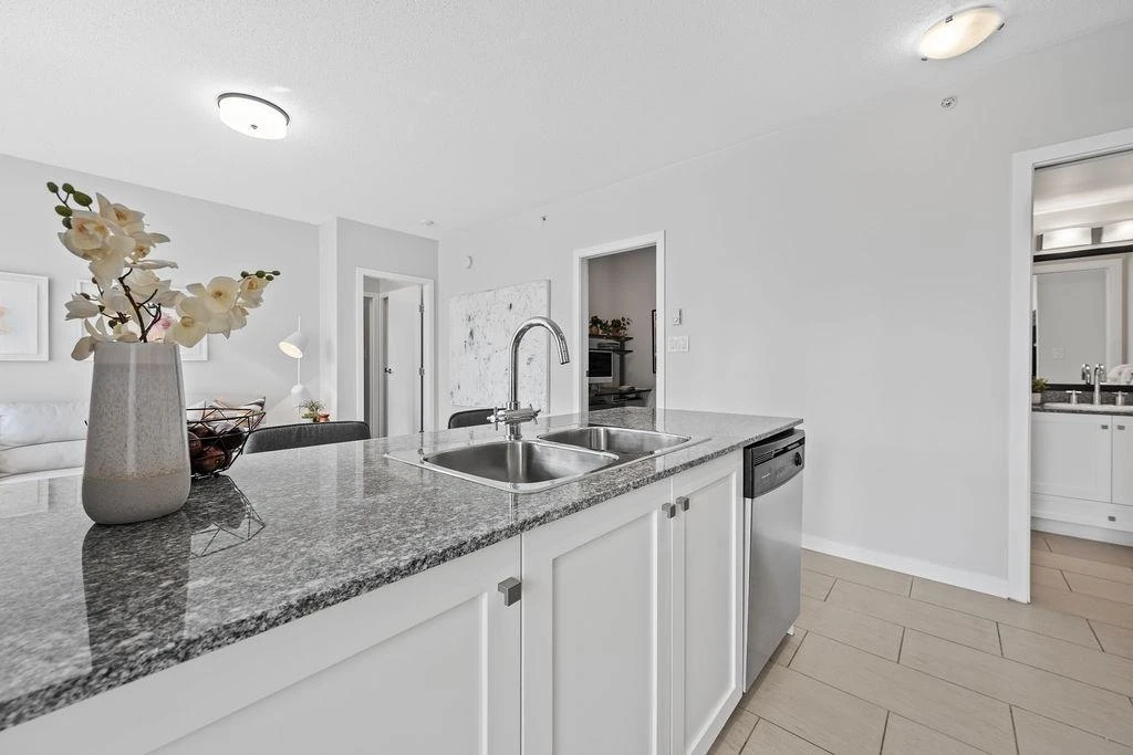 Dining Area Photo of 607 480 Robson Street, Vancouver, BC