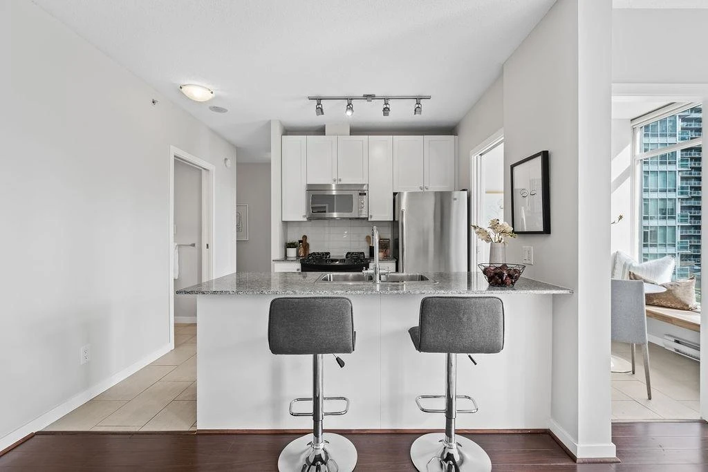 Family Room Photo of 607 480 Robson Street, Vancouver, BC