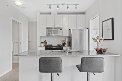 Kitchen Island Photo of 607 480 Robson Street, Vancouver, BC