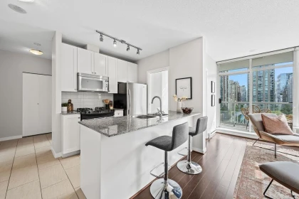 Kitchen Photo of 607 480 Robson Street, Vancouver, BC