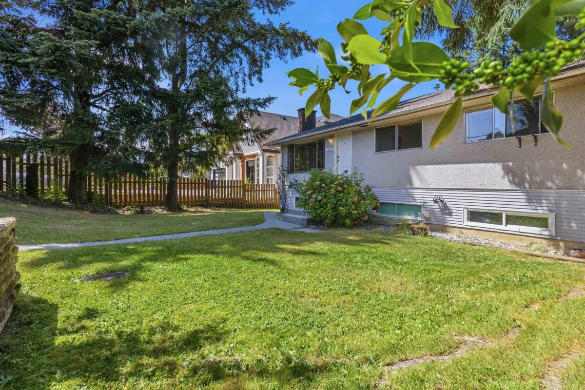 Living Room Photo of 12301 99a Avenue, Surrey, BC