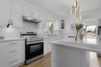 Kitchen Island Photo of 31021 Creekside Drive, Abbotsford, BC