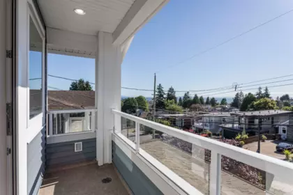Front Yard Photo of 966 Lee Street, White Rock, BC