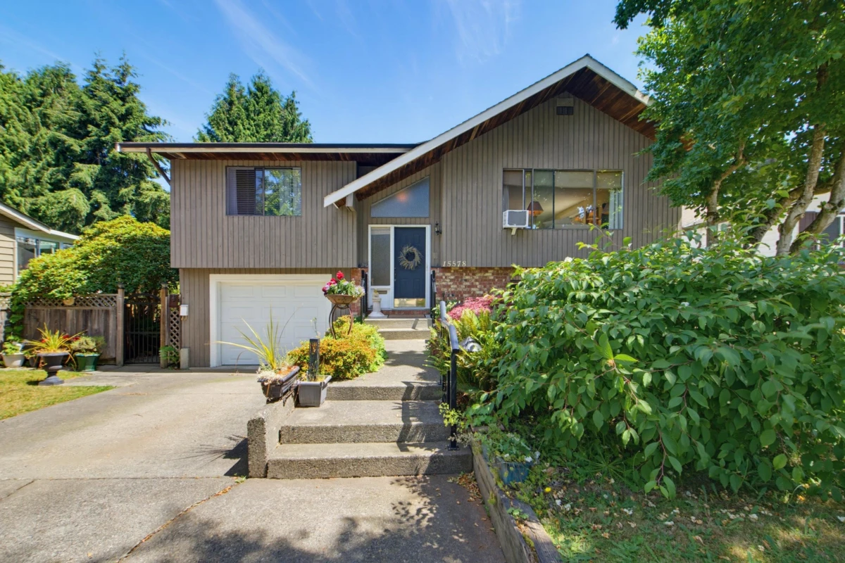 Living Room Photo of 15578 Poplar Drive, Surrey, BC