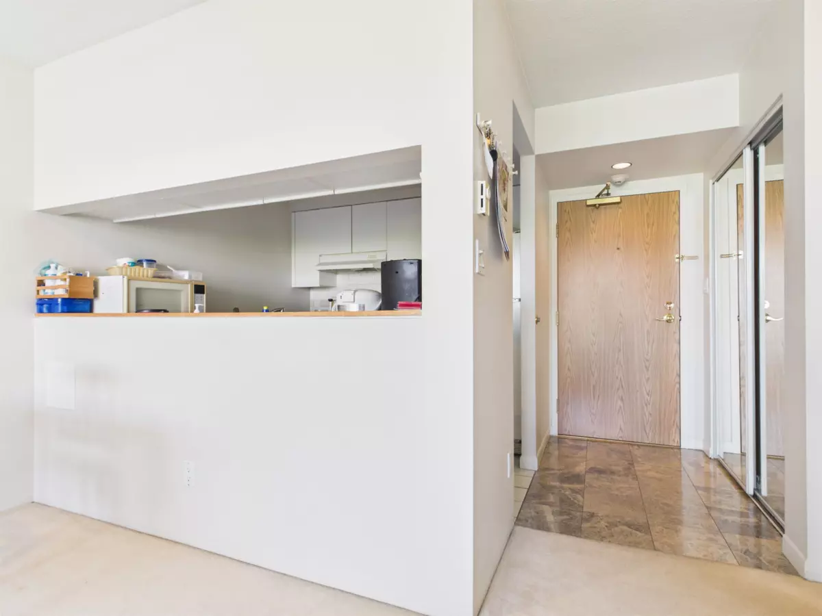 Living Room Photo of 1007 9633 Manchester Drive, Burnaby, BC