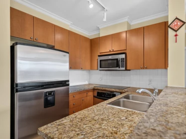 Kitchen Island Photo of 1101 11 E Royal Avenue, New Westminster, BC