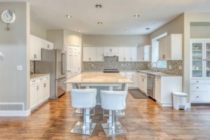 Primary Bedroom Photo of 2015 Parkway Boulevard, Coquitlam, BC