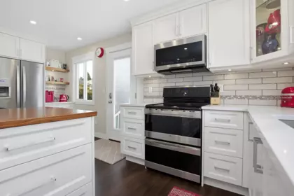 Kitchen Island Photo of 3786 Robson Drive, Abbotsford, BC