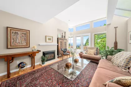 Kitchen Island Photo of 3961 St. Albans Avenue, North Vancouver, BC