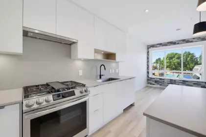 Kitchen Photo of 323 2493 Montrose Avenue, Abbotsford, BC