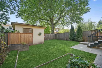 Front Yard Photo of 15554 Russell Avenue, White Rock, BC