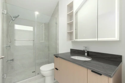 Primary Bathroom Photo of 22 W 14th Avenue, Vancouver, BC