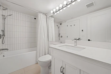 Primary Bathroom Photo of 118 365 E 1st Street, North Vancouver, BC