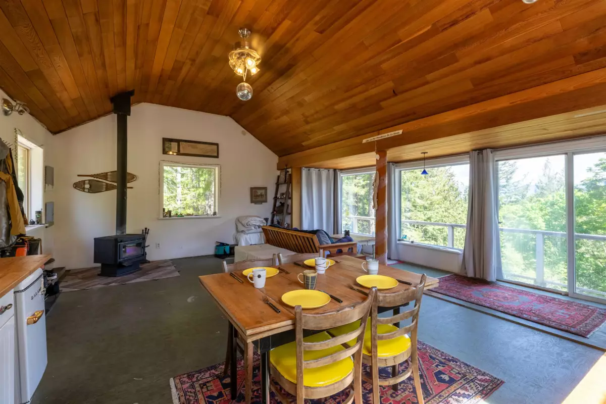 Dining Area Photo of 586 Treasure Trove Road, Keats Island, BC