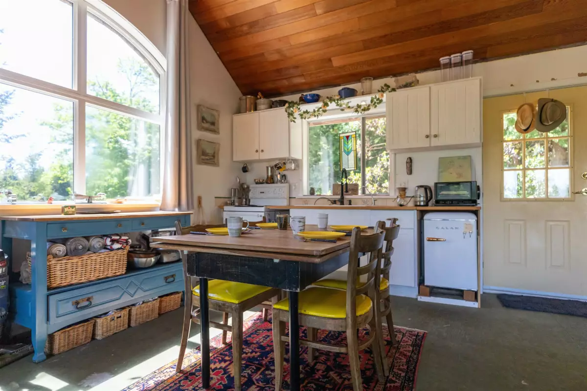 Family Room Photo of 586 Treasure Trove Road, Keats Island, BC