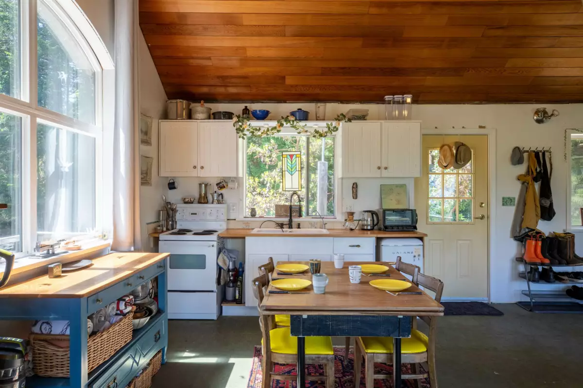 Kitchen Island Photo of 586 Treasure Trove Road, Keats Island, BC