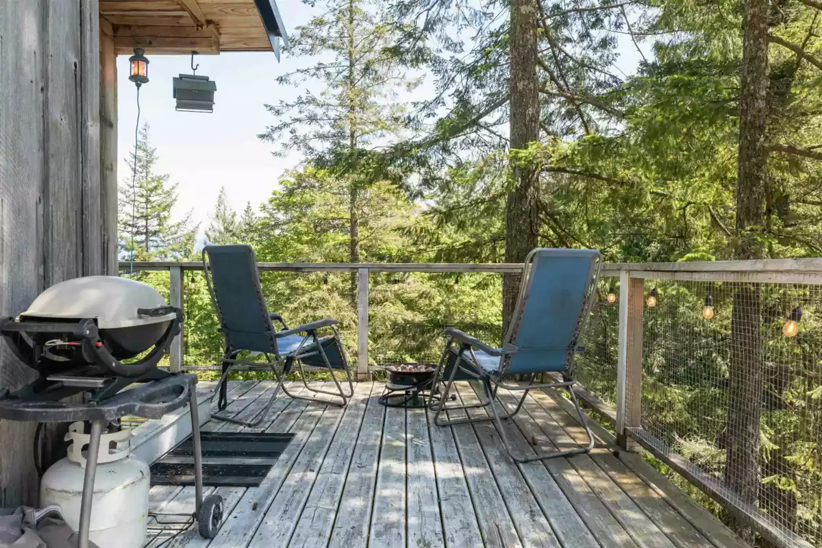 Walk-In Closet Photo of 586 Treasure Trove Road, Keats Island, BC