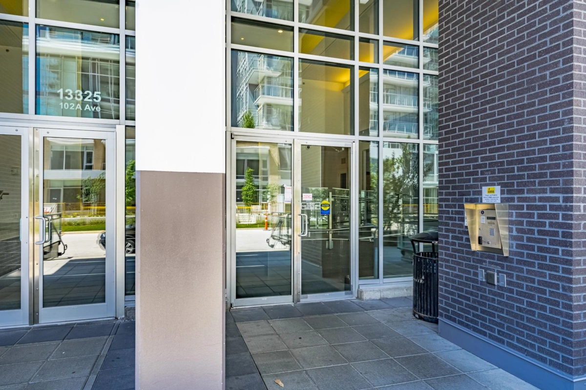 Family Room Photo of 3103 13325 102a Avenue, Surrey, BC