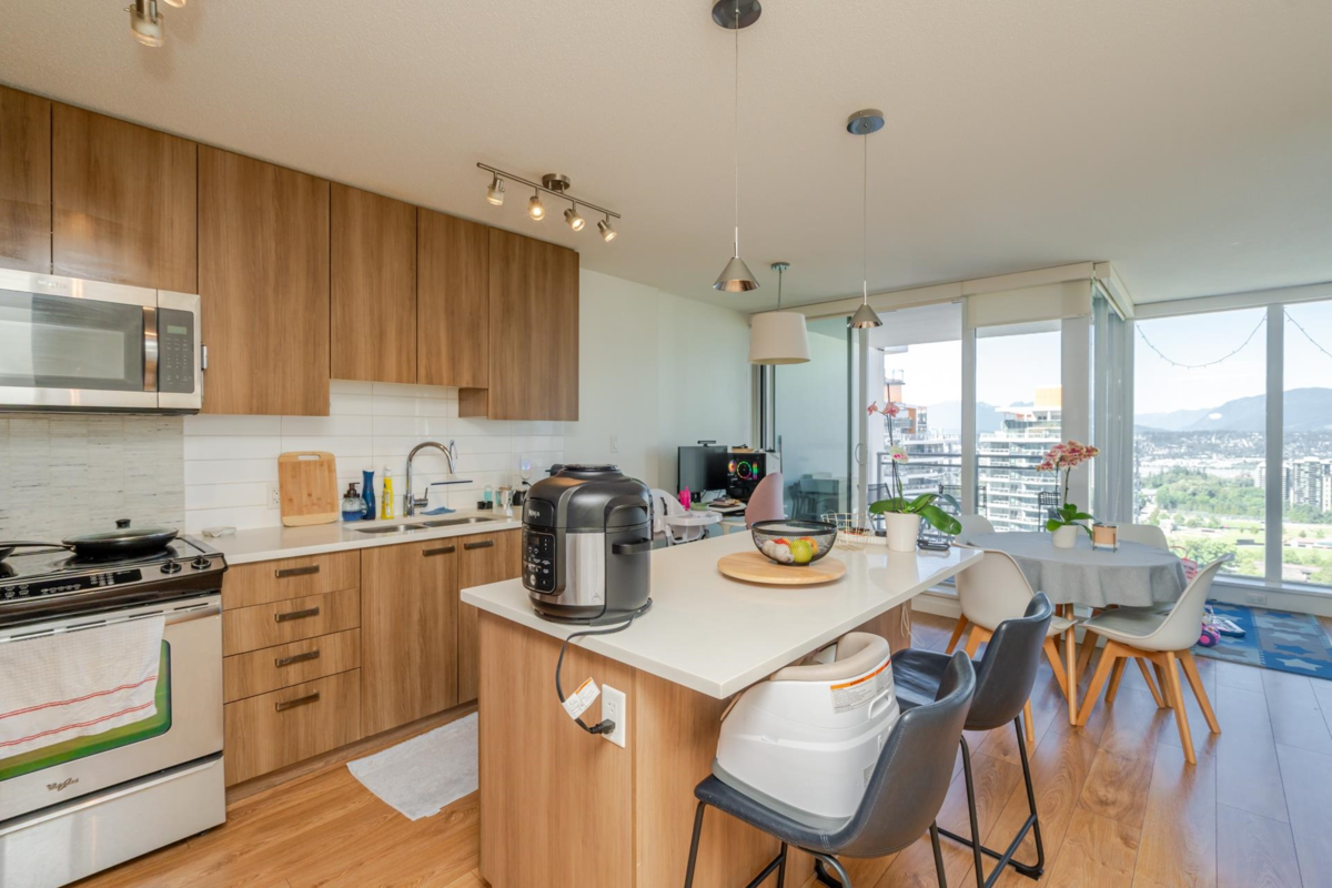 Kitchen Photo of 3103 13325 102a Avenue, Surrey, BC