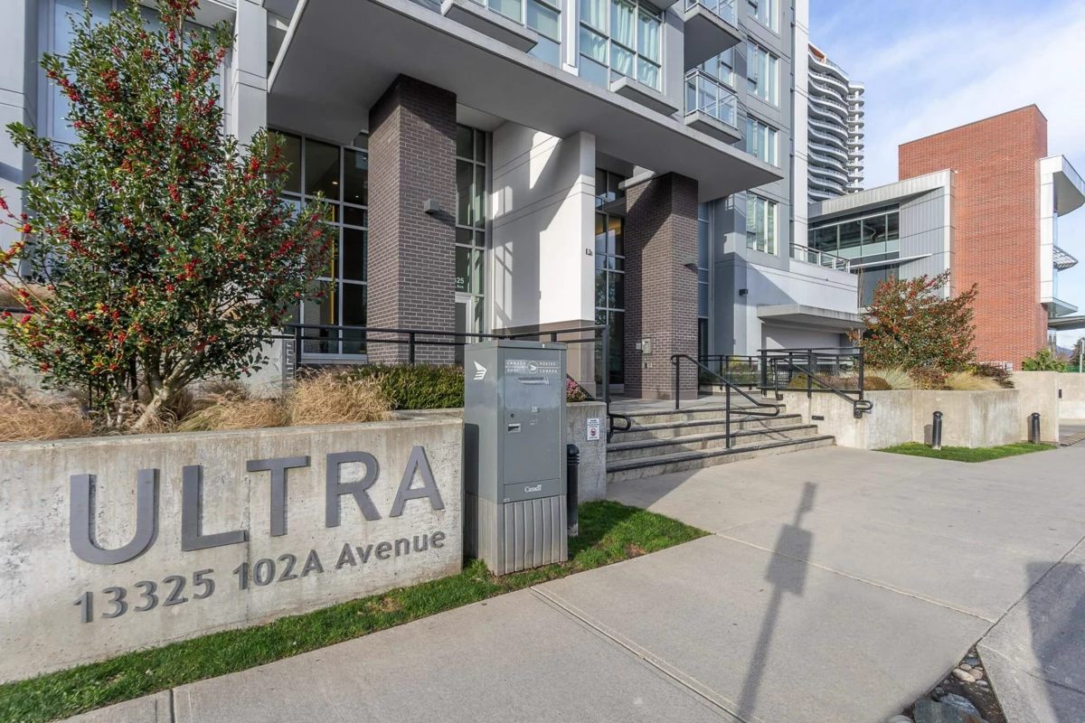 Living Room Photo of 3103 13325 102a Avenue, Surrey, BC