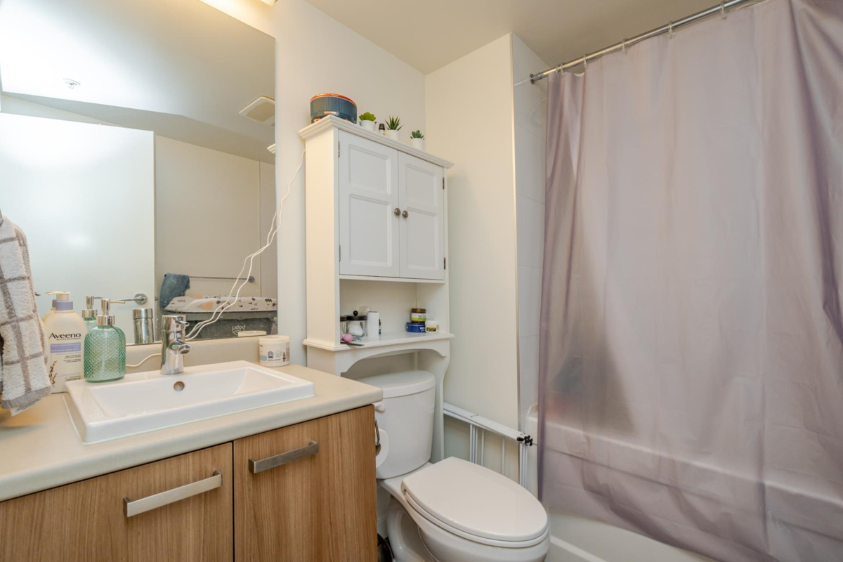 Swimming Pool Photo of 3103 13325 102a Avenue, Surrey, BC