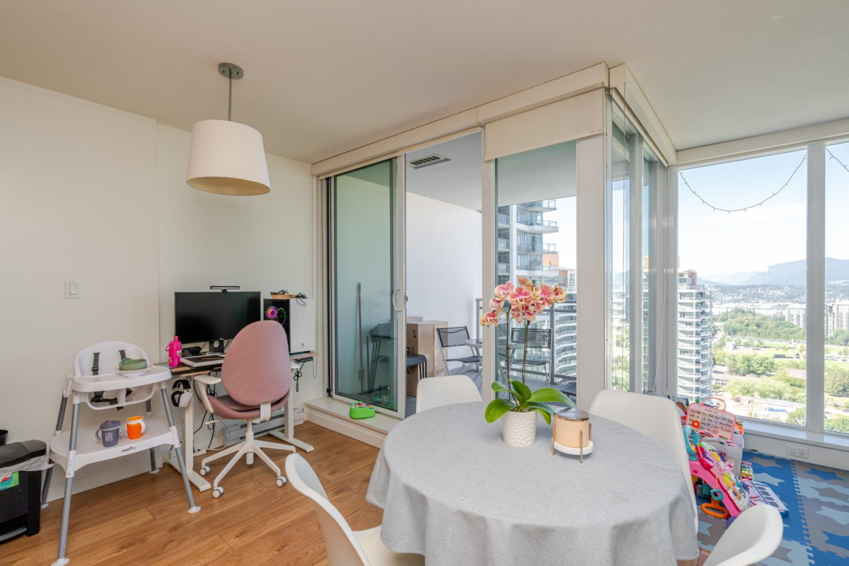 Walk-In Closet Photo of 3103 13325 102a Avenue, Surrey, BC