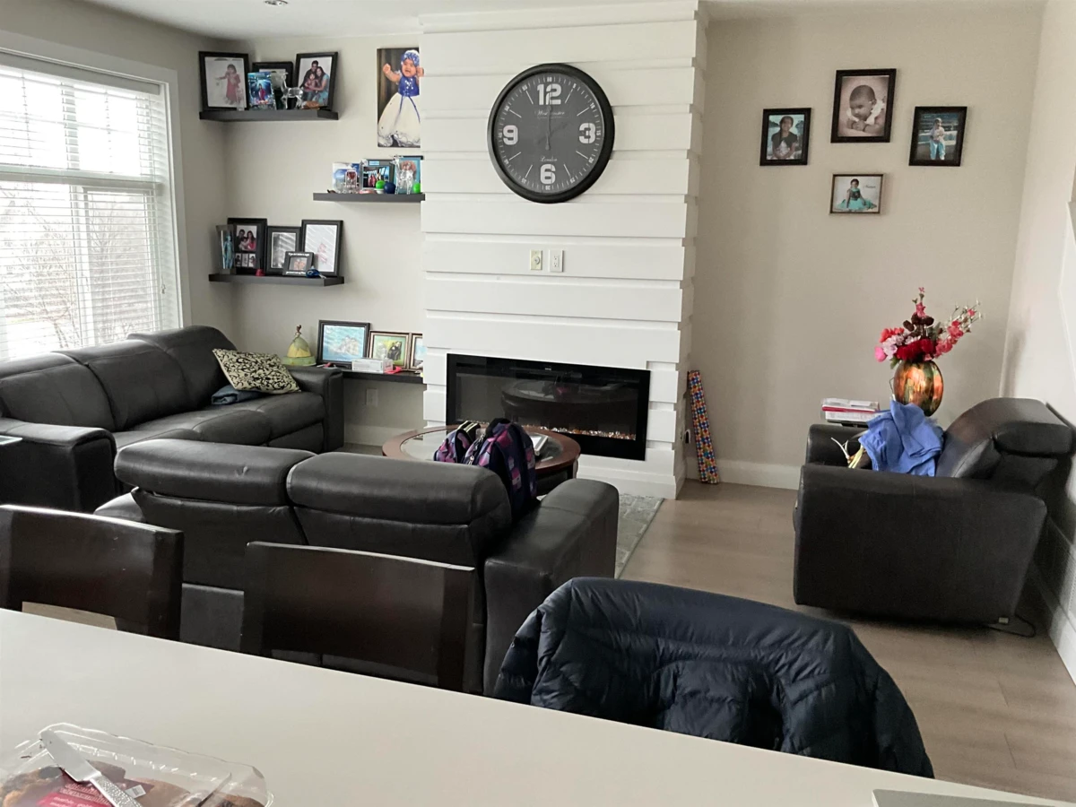 Living Room Photo of 18 19938 70 Avenue, Langley, BC