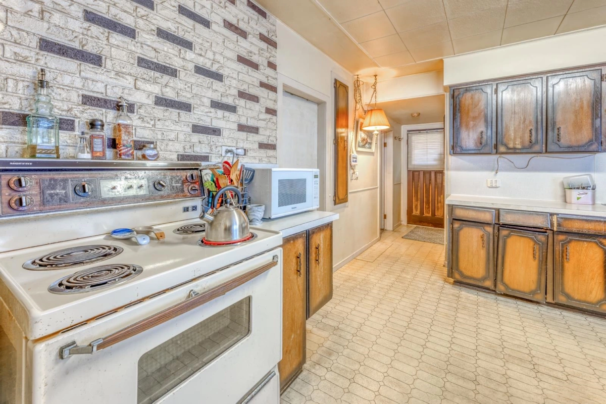 Kitchen Island Photo of 2323 Dublin Street, New Westminster, BC