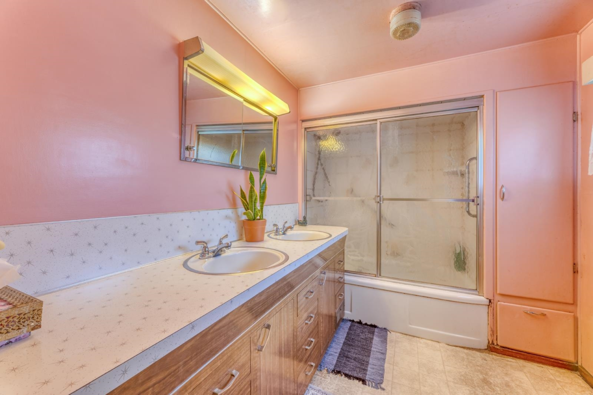 Primary Bathroom Photo of 2323 Dublin Street, New Westminster, BC