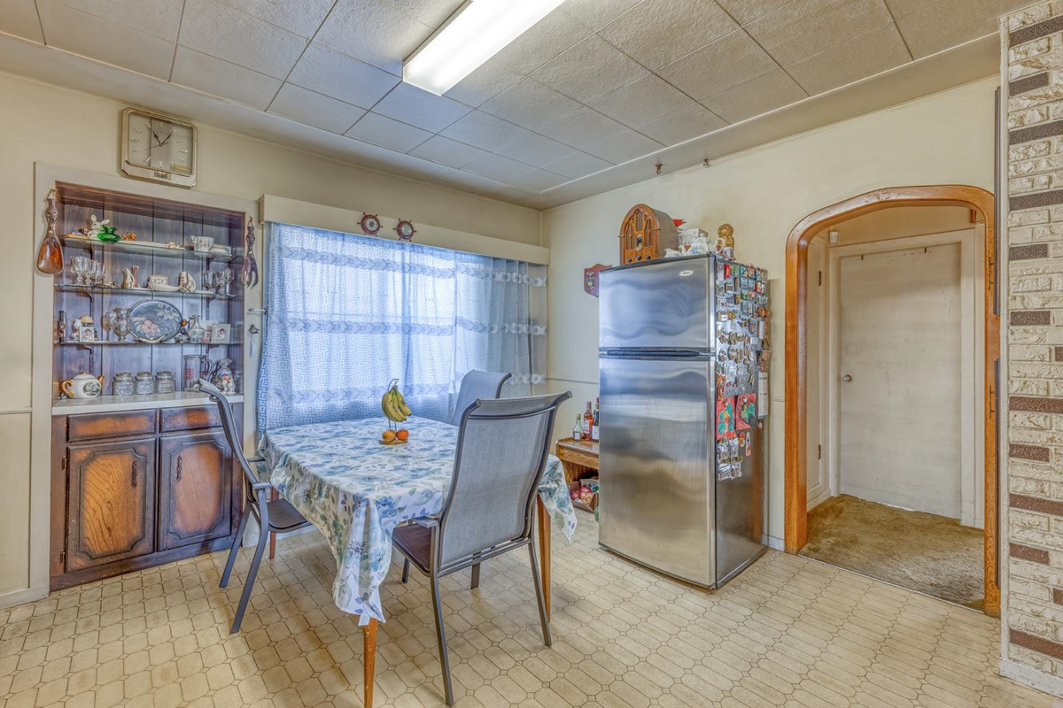 Walk-In Closet Photo of 2323 Dublin Street, New Westminster, BC