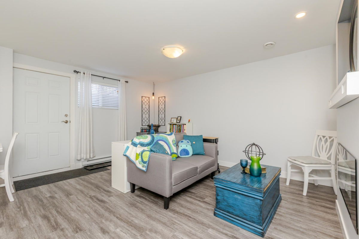 Entry Foyer Photo of 6522 193a Street, Surrey, BC