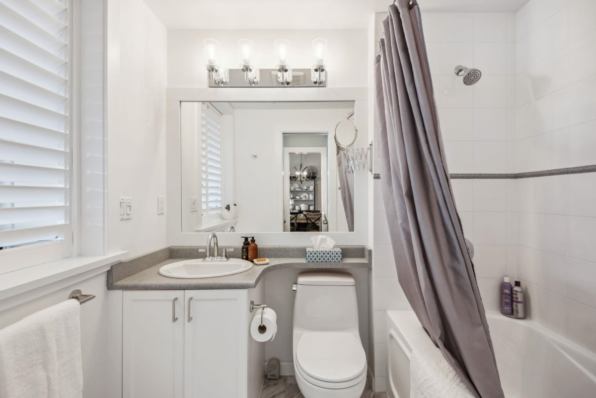 Mudroom Photo of 210 1120 Tsatsu Shores Drive, Tsawwassen, BC