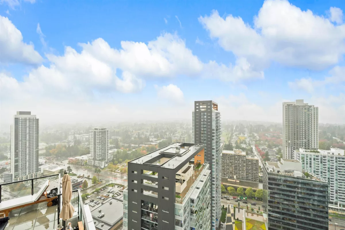 Kitchen Island Photo of 3503 13745 George Junction, Surrey, BC