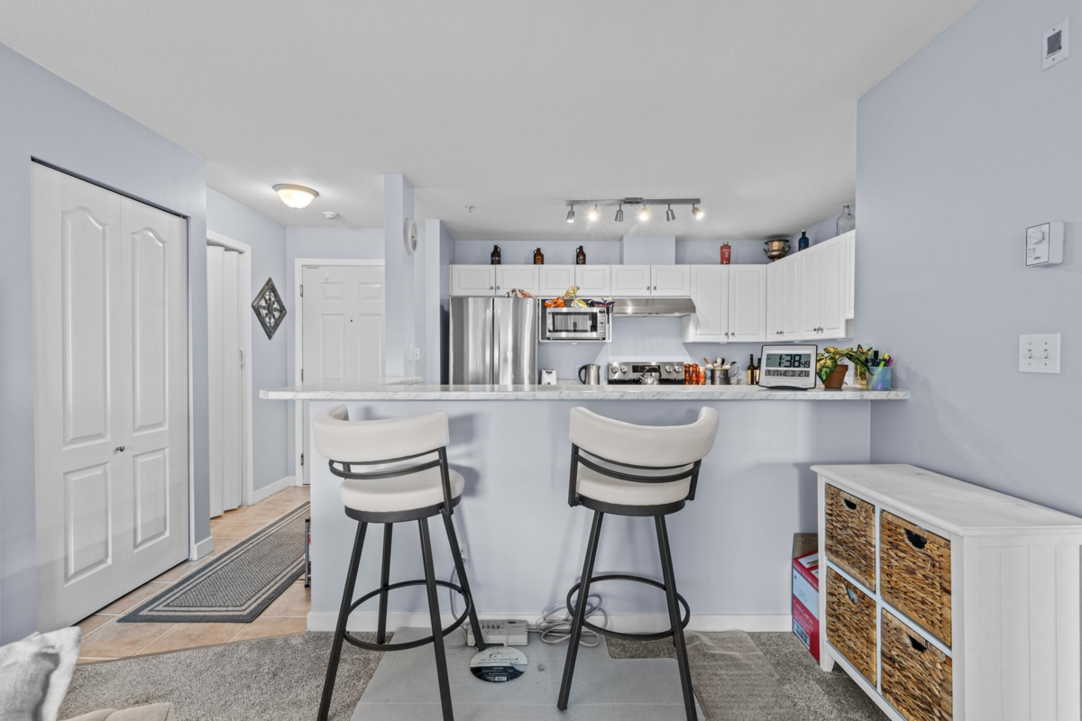 Kitchen Island Photo of 407 33708 King Road, Abbotsford, BC