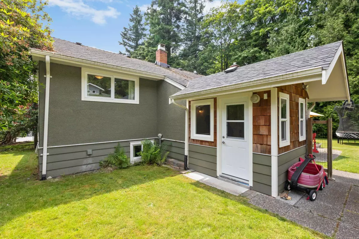 Backyard Photo of 14093 Magdalen Avenue, White Rock, BC