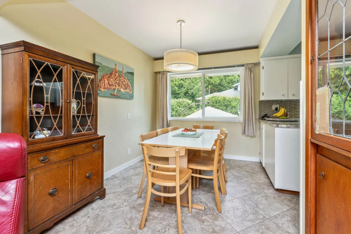 Breakfast Nook Photo of 14093 Magdalen Avenue, White Rock, BC