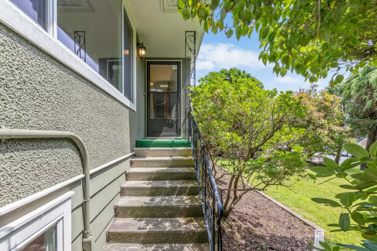 Dining Area Photo of 14093 Magdalen Avenue, White Rock, BC