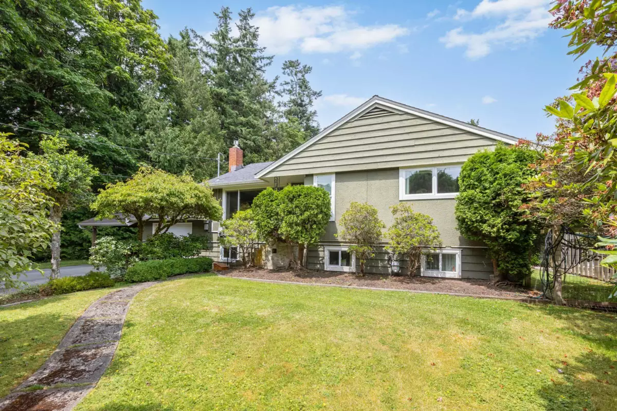 Family Room Photo of 14093 Magdalen Avenue, White Rock, BC