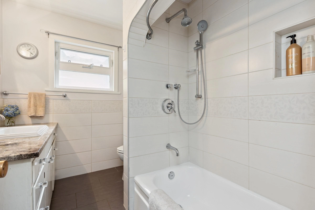 Guest Bathroom Photo of 14093 Magdalen Avenue, White Rock, BC