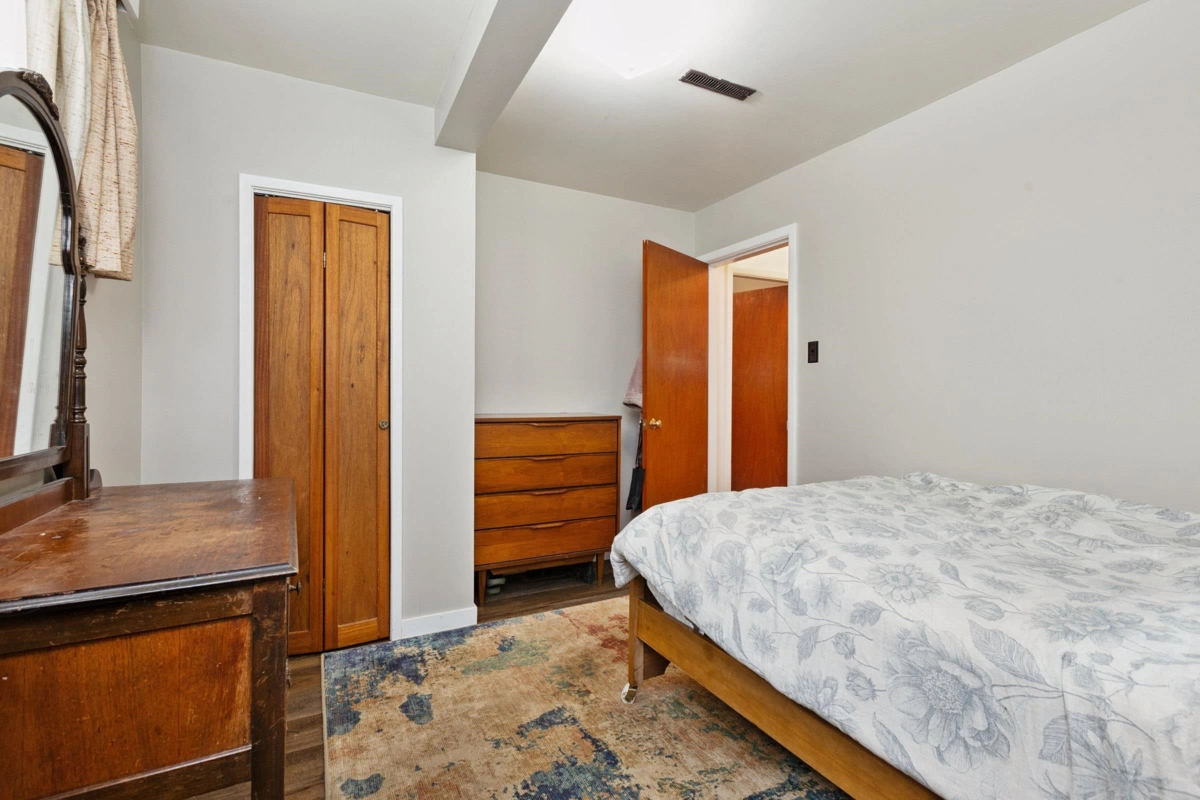 Hallway Photo of 14093 Magdalen Avenue, White Rock, BC