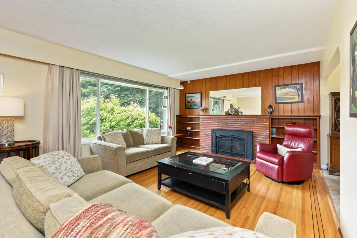 Kitchen Island Photo of 14093 Magdalen Avenue, White Rock, BC