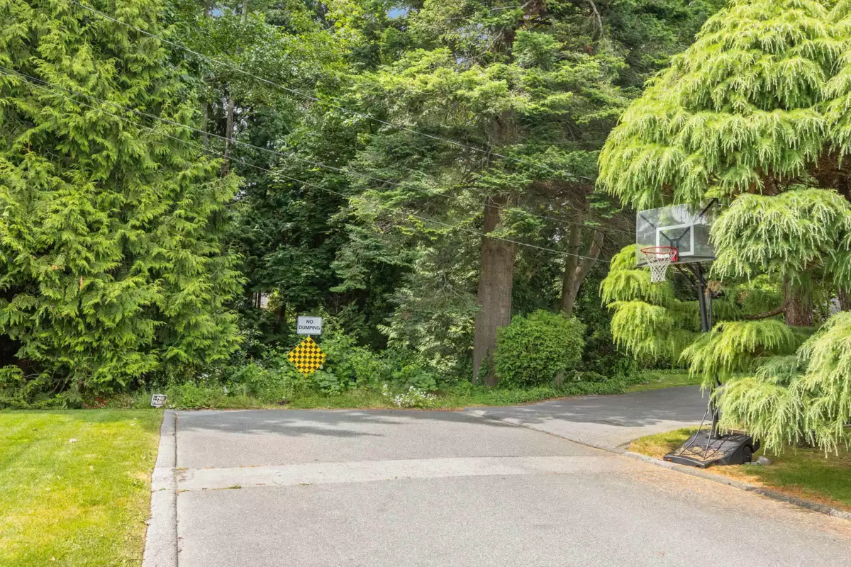 Living Room Photo of 14093 Magdalen Avenue, White Rock, BC