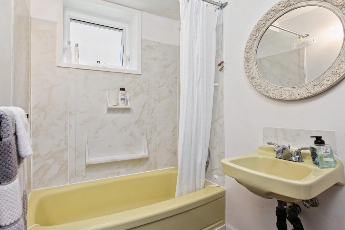 Mudroom Photo of 14093 Magdalen Avenue, White Rock, BC