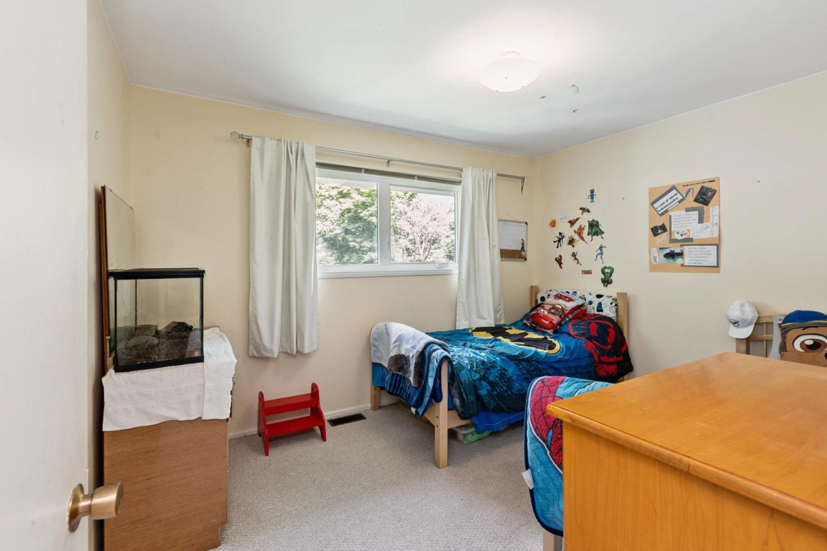 Powder Room Photo of 14093 Magdalen Avenue, White Rock, BC